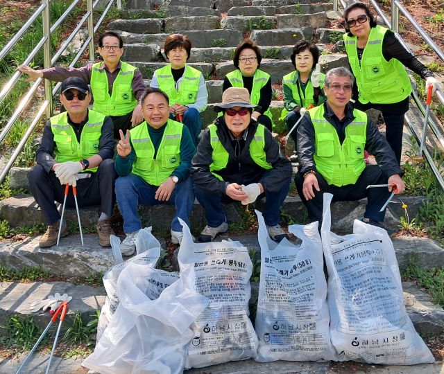 한국 BBS 하남시지회, 덕풍천 환경정화 활동 후 기념촬영. 한국 BBS 하남시지회 제공