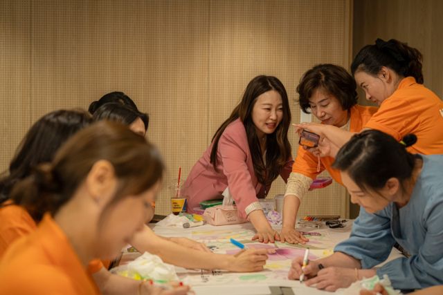 ㈜커넥트웰이 마련한 ‘2025 백세누리 우리는 무궁합니다 나라사랑 아트퍼포먼스’ 참석자들이 관련 행사를 진행하고 있다. 커넥트웰 제공