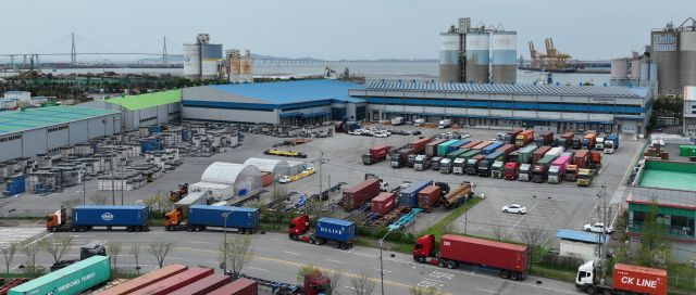 28일 오전 인천항만공사가 한중물류에 임대한 인천 중구 신흥동3가 76 일대 아암물류1단지 부지 전경. 조병석기자