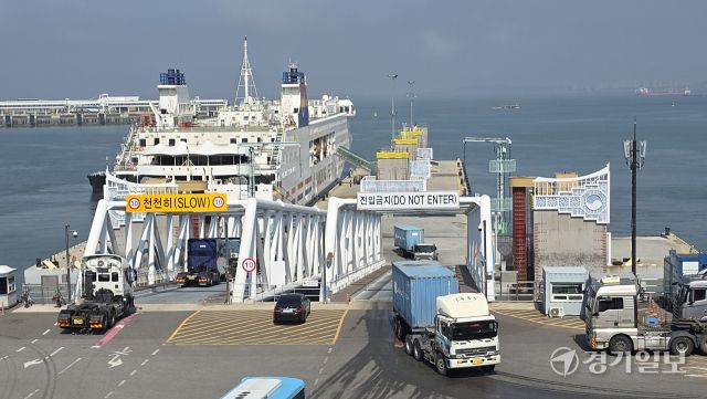 인천과 중국 단둥을 잇는 한중 카페리가 5년 2개월 만에 여객운송을 재개한 가운데 28일 인천 연수구 인천항 국제여객터미널로 선사 단동훼리(단동국제항운유한공사)의 2만 4천748t급 카페리 '오리엔탈 펄 8호'에서 물류 차량과 탑승객을 태운 버스가 나서고 있다. 조병석기자