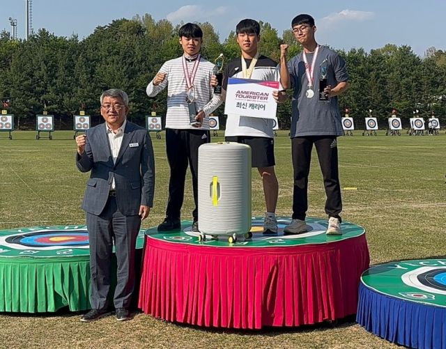 제59회 전국남녀종별양궁선수권대회 남중부 2관왕에 오른 정시우(가운데).성포중 제공