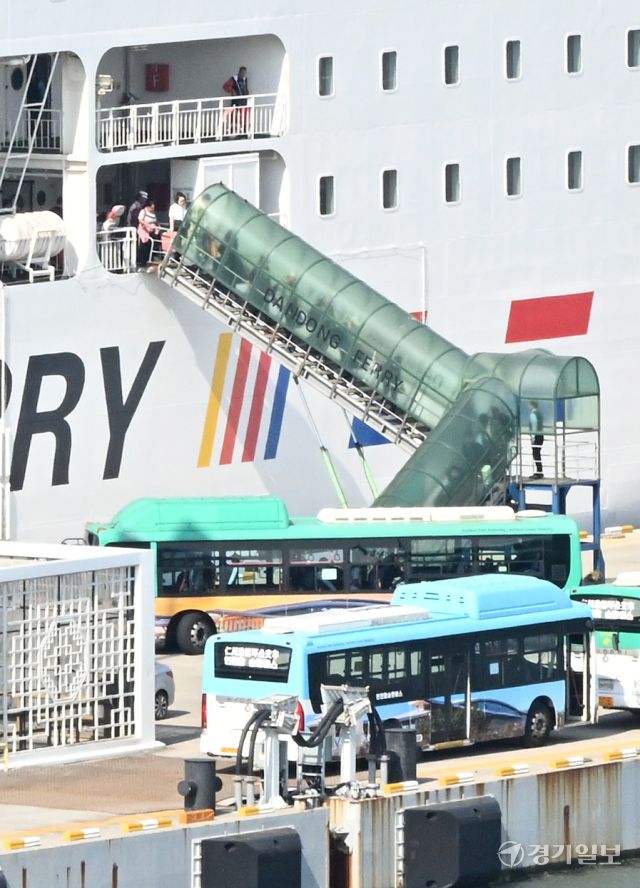 인천과 중국 단둥을 잇는 한중 카페리가 5년 2개월 만에 여객운송을 재개한 가운데 28일 인천 연수구 인천항 국제여객터미널로 선사 단동훼리(단동국제항운유한공사)의 2만 4천748t급 카페리 '오리엔탈 펄 8호'를 탑승한 중국 관광객들 입국하고 있다. 조병석기자