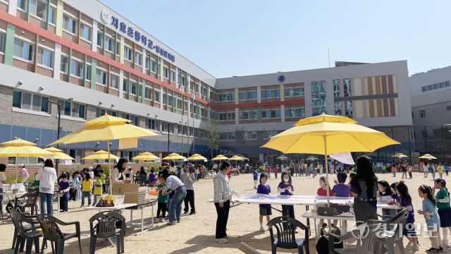 29일 고양 지효초에서 열린 ‘2025 지역사회와 함께하는 과학발명 축제’에서 학생들이 과학·발명 체험을 하고 있다. 신진욱기자