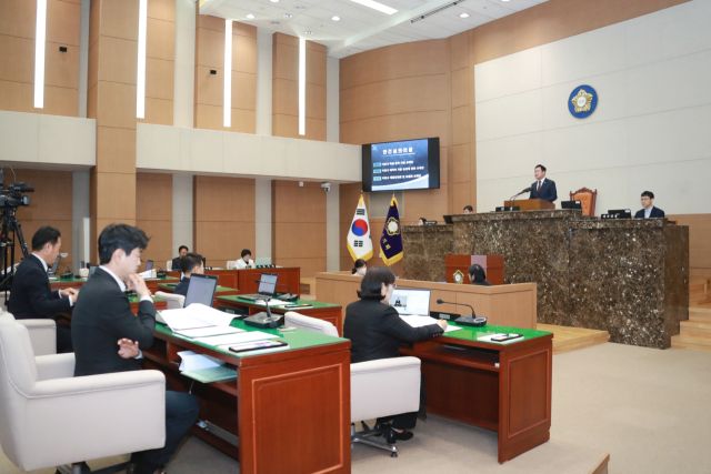 제253회 이천시의회 임시회에서 제1회 추경예산안 등에 대해 박명서 의장이 마무리 설명을 하고 있다. 이천시의회 제공