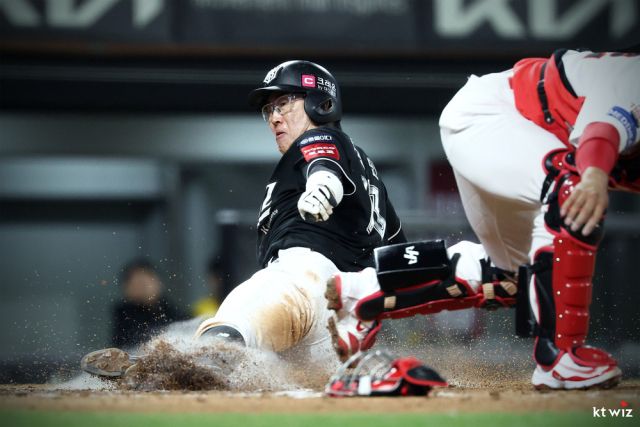 프로야구 KT 위즈가 최근 주축 선수들의 줄부상과 타격 부진으로 힘든 시즌 초반을 보내고 있다. 사진은 최근 허벅지 햄스트링 부상으로 전력에서 이탈한 허경민.KT 위즈 제공