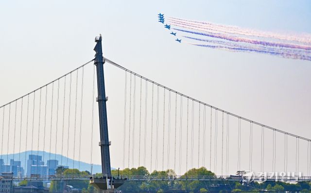 여주 관광 원년의해 선포식과 남한강출렁다리 개통식 앞두고 블랙이글스 화려한 고공비행 연습 [포토뉴스]