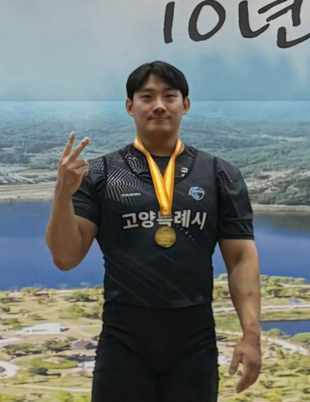 제84회 문곡서상천배역도대회 남자 일반부 109㎏급서 3관왕에 오른 진윤성(고양시청)이 시상식 후 기념촬영을 하고있다.고양시청 제공