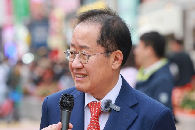 국민의힘 홍준표 대선 경선 후보가 지난 27일 서울 마포구 KT&amp;G상상마당 인근 홍대거리에서 간담회를 하고 있다. 연합뉴스