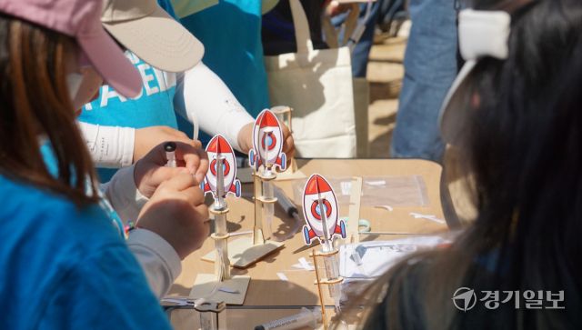 29일 열린 고양 지효초 ‘2025 지역사회와 함께하는 과학발명 축제’에서 학생들이 주사기 로켓을 직접 만드는 체험을 하고 있다. 신진욱기자