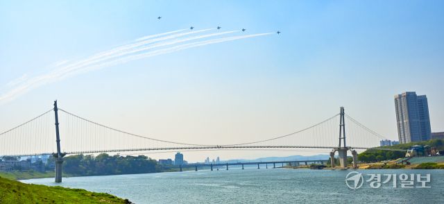 29일 오후 여주시 남한강 상공에서 공군 특수비행팀 블랙이글스가 내달 1일 열리는 '여주 관광 원년의 해' 선포식과 '남한강 출렁다리' 개통식을 앞두고 사전 연습을 하고 있다. 홍기웅기자