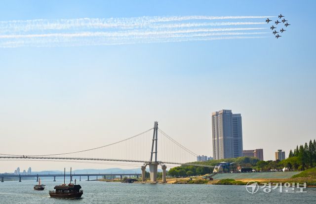 여주 관광 원년의해 선포식과 남한강출렁다리 개통식 앞두고 블랙이글스 화려한 고공비행 연습 [포토뉴스]
