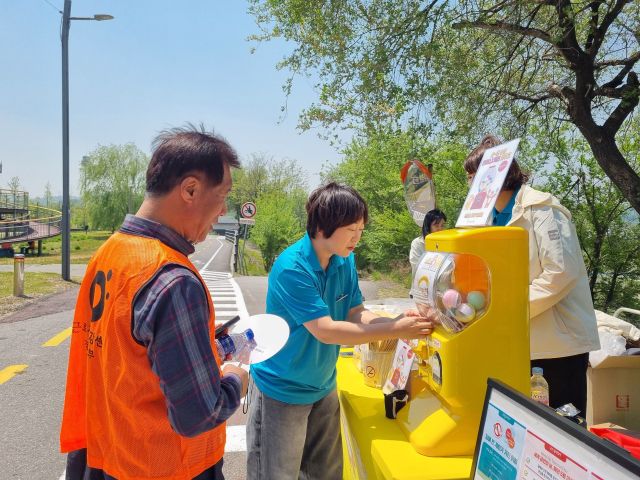 경기북부근로자건강센터가 29일 열린 왕숙천 건강걷기 대회 ‘걸어봄’에 참가한 근로자들을 대상으로 금연홍보 부스를 운영하고 있다. 경기북부근로자건강센터 제공