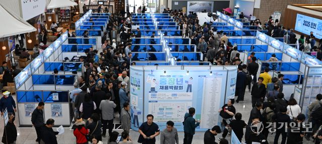 2025 인천 중장년 채용박람회가 열린 29일 오후 인천 남동구 인천시청 로비에서 구직자들이 참여 업체 부스에서 채용상담을 받고 있다. 조병석기자