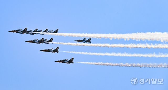 여주 관광 원년의해 선포식과 남한강출렁다리 개통식 앞두고 블랙이글스 화려한 고공비행 연습 [포토뉴스]