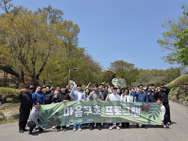 ‘마음구호 프로그램’에 참여한 소방공무원들이 기념 사진을 찍고 있다. 인천소방본부 제공