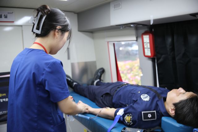 서을구치소 한 직원이 헌혈을 하고 있다. 서울구치소 제공