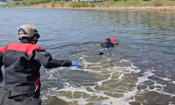 김포소방서 수난구조대원들이 구조작업에 나서고 있다. 김포소방서 제공