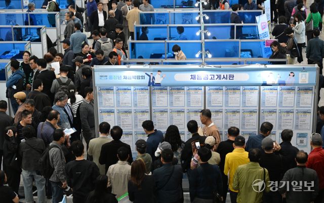 2025 인천 중장년 채용박람회가 열린 29일 오후 인천 남동구 인천시청 로비에서 구직자들이 참여 업체 부스에서 채용상담을 받고 있다. 조병석기자