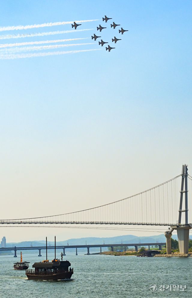 여주 관광 원년의해 선포식과 남한강출렁다리 개통식 앞두고 블랙이글스 화려한 고공비행 연습 [포토뉴스]