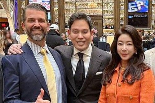 정용진 신세계그룹 회장과 부인 한지희 여사가 지난 1월 18일(현지시간) 미국 워싱턴DC에서 트럼프 주니어를 만나고 있다. 연합뉴스