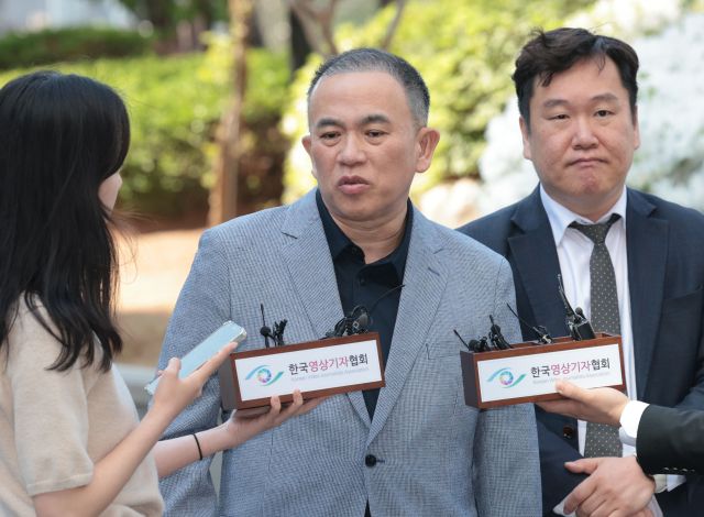 29일 ‘정치 브로커’ 명태균씨가 윤석열 전 대통령 부부와 정치인 다수가 연루된 공천 개입·여론조사 의혹 관련 조사를 받기 위해 서초구 서울고검으로 들어서며 질문에 답하고 있다. 연합뉴스