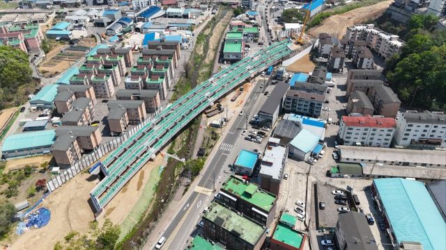 광주시가 성남~광주(지방도 338호선) 도로 확․포장 공사 2공구 건설현장 교량 거더 거치 작업을 완료했다. 광주시 제공