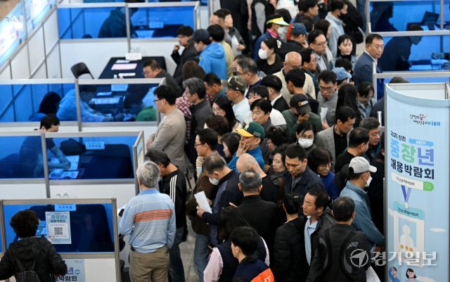 2025 인천 중장년 채용박람회가 열린 29일 오후 인천 남동구 인천시청 로비에서 구직자들이 참여 업체 부스에서 채용상담을 받고 있다. 조병석기자