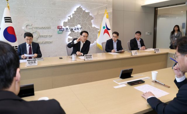 임태희 경기도교육감이 29일 남부청사에서 인천지방변호사회와 업무협약에 관해 논의하고 있다. 경기도교육청 제공