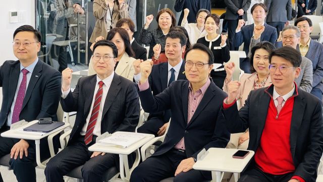 3일 양주시 회천중학교 회의실에서 열린 ‘제1회 경기 에듀테크 R&amp;D랩 포럼’에서 임태희 경기도교육감(오른쪽 두번째)을 비롯해 에듀테크 소프트랩 관계자들이 파이팅을 외치고 있다. 동두천양주교육지원청 제공