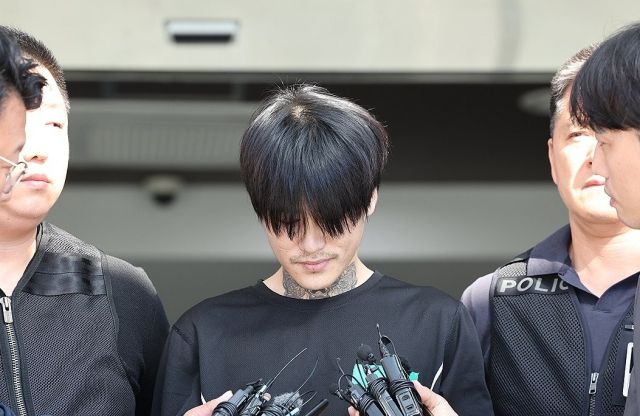 경찰에 송치되고 있는 박대성. 연합뉴스