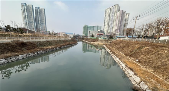 인천 미추홀구 학익유수지~갯골수로 중간수역 전경. 인천시 제공