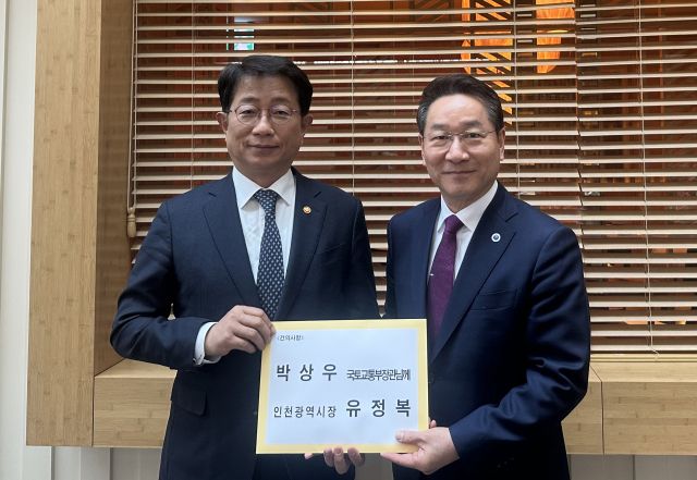 유정복 인천시장이 3일 서울 정부종합청사 인근에서 박상우 국토교통부 장관을 만나 인천 시민의 삶의 질 향상과 지역 발전을 위한 주요 현안 해결을 위해 적극적인 협조를 요청한 뒤 기념사진을 촬영하고 있다. 시 제공