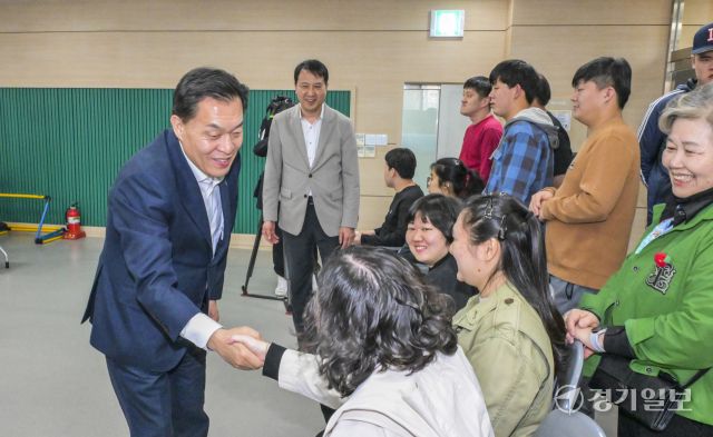 3일 오후 수원시 장애인훈련장에서 열린 개소식에서 이재준 수원특례시장이 선수들과 인사하고 있다. 윤원규기자