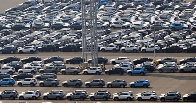 도널드 트럼프 미국 대통령이 미국 이외 지역에서 생산된 자동차에 부과하기로 결정한 25% 관세가 정식 발효된 3일 인천항 자동차전용부두에 한국지엠에서 생산된 차량들이 수출 산적을 기다리고 있다. 조병석기자