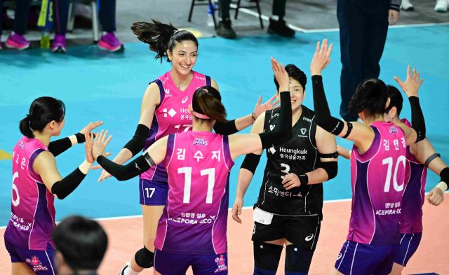 도드람 2024-25 V리그 여자부 챔피언결정전서 2연승을 거둔 인천 흥국생명이 적지 대전서 조기에 통합우승을 결정짓겠다는 각오다.KOVO 제공