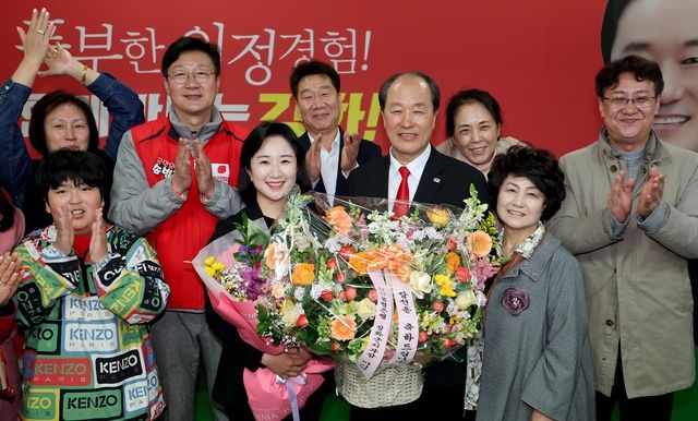 4·2 인천 강화군 시·군의원 보궐선거에 출마한 국민의힘 윤재상 시의원 후보와 허유리 군의원 후보가 당선을 확정한 뒤 기념사진을 촬영하고 있다. 국민의힘 인천시당 제공