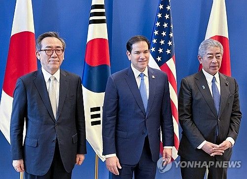 (브뤼셀=연합뉴스) 정빛나 특파원 = 한미일 3국 외교수장이 지난 3일(현지시간) 벨기에 브뤼셀 나토 본부에서 약 두 달 만에 진행된 회동에 앞서 기념촬영을 하고 있다. 왼쪽부터 조태열 외교부 장관, 마코 루비오 미 국무장관, 이와야 다케시 일본 외무상. 2025.4.3 shine@yna.co.kr