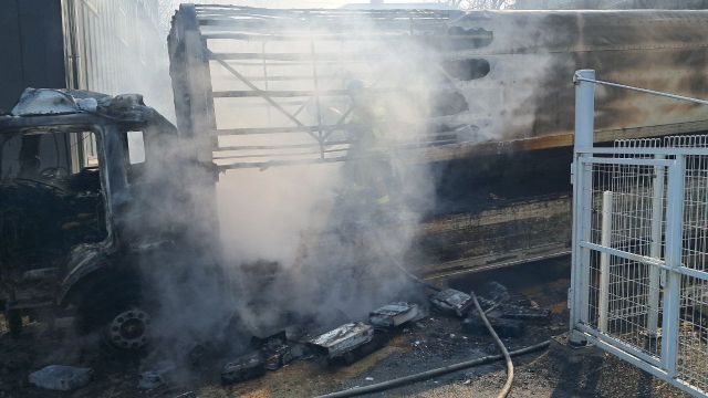 3일 오전 9시 30분께 화성시 마도면 한 공장에서 주차 중이던 11톤 트럭에서 화재가 발생했다. 화성소방서 제공