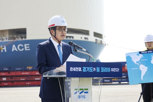 지난 31일 평택항 동부두에서 열린 평택항 자동차 수출기업 현장간담회에 참석한 김동연 경기도지사가 인사말을 하고 있다. 경기도 제공