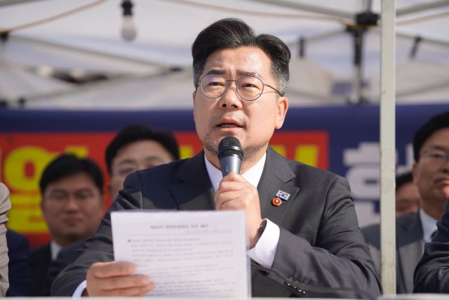 더불어민주당 박찬대 원내대표가 3일 종로구 광화문 천막당사에서 열린 정책조정회의에서 발언하고 있다. 연합뉴스