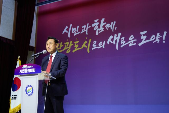 3일 오후 여주여성회관 대공연장에서 열린 ‘2025 여주 관광 원년의 해’ 선포식에서 이충우 여주시장이 시민들과 함께 관광도시 여주의 새로운 도약을 다짐하고 있다. 여주시 제공