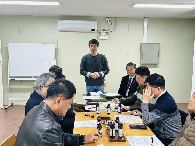 이용창 인천시의회 교육위원장(국민의힘·서구2)이 김유곤 시의회 산업경제위원장(국민의힘·서구3)과 함께 서구 루원시티 주민대표들과 간담회를 갖고 있다. 시의회 제공