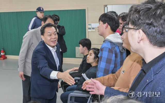 3일 오후 수원시 장애인훈련장에서 열린 개소식에서 이재준 수원특례시장이 선수들과 인사하고 있다. 윤원규기자