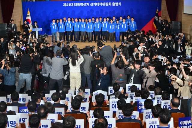 30일 국회 의원회관에서 열린 더불어민주당 제21대 대통령선거 '진짜 대한민국' 중앙선거대책위원회 출범식에서 이재명 대선 후보, 윤여준·박찬대 상임 총괄선대위원장 등 참석자들이 구호를 외치고 있다.조주현기자