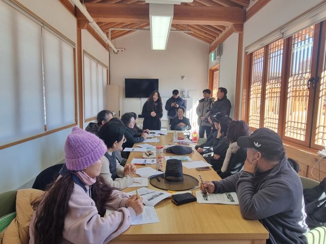 수원시가 마을 주민의 참여로 기획, 진행하고 있는 ‘수원화성 태평성대’ 프로그램 모습. 수원시 제공