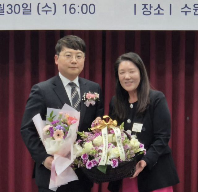 30일 수원시체육회관에서 열린 수원시사격연맹 2대 회장 취임식에서 조현삼 신임 회장(왼쪽)이 축하 꽃다발을 받고 있다. 임창만기자