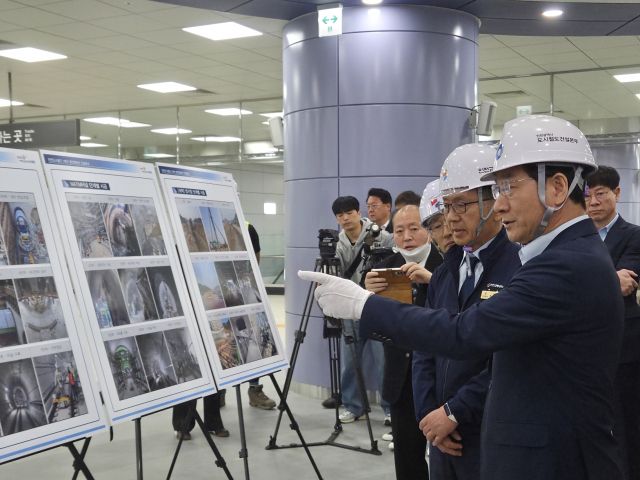 인천도시철도(지하철) 1호선 검단연장선의 오는 6월 개통을 앞두고 유정복 인천시장이 지하철 현장 점검을 하고 있다. 박귀빈기자