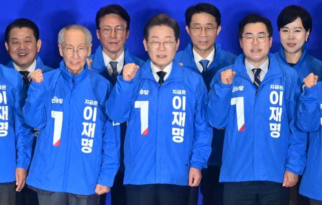 30일 국회 의원회관에서 열린 더불어민주당 제21대 대통령선거 '진짜 대한민국' 중앙선거대책위원회 출범식에서 이재명 대선 후보, 윤여준·박찬대 상임 총괄선대위원장 등 참석자들이 구호를 외치고 있다.조주현기자