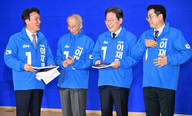 30일 국회 의원회관에서 열린 더불어민주당 제21대 대통령선거 '진짜 대한민국' 중앙선거대책위원회 출범식에서 이재명 대선 후보와 윤여준·박찬대 상임총괄선대위원장이 '경청 퍼포먼스'를 하고 있다.조주현기자