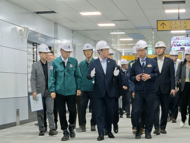 인천도시철도(지하철) 1호선 검단연장선의 오는 6월 개통을 앞두고 유정복 인천시장이 지하철 현장 점검을 하고 있다. 박귀빈기자